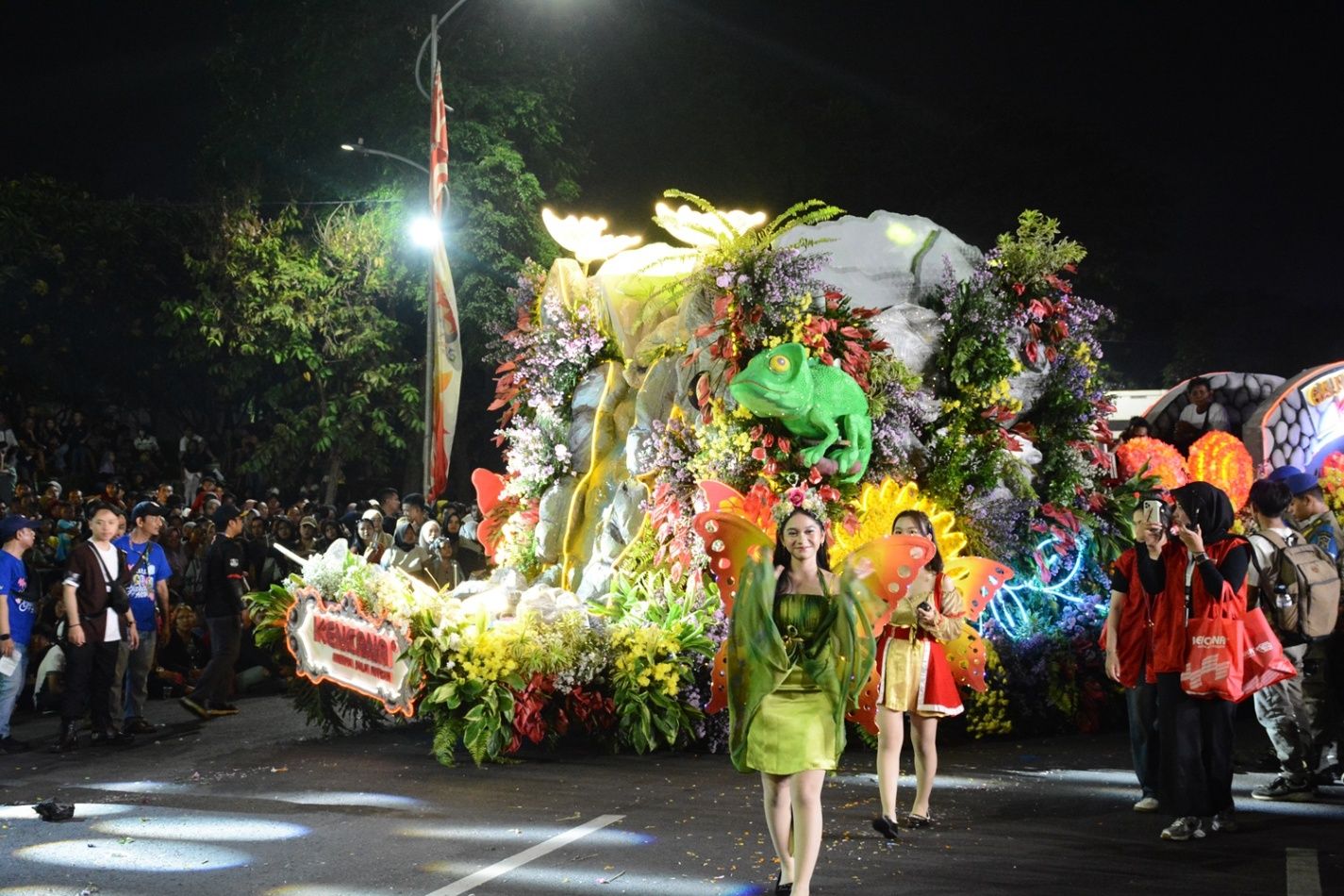 Ribuan Warga Tumpah Ruah Saksikan Surabaya Vaganza Festival of Lights