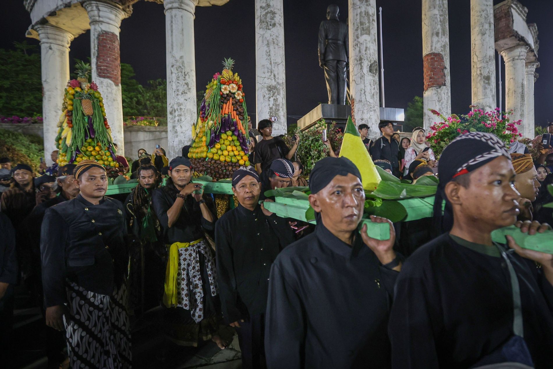 Surabaya Gelar Ruwatan Kota dan Wayang Kulit di Tugu Pahlawan, Libatkan Ratusan Seniman dan Budayawan
