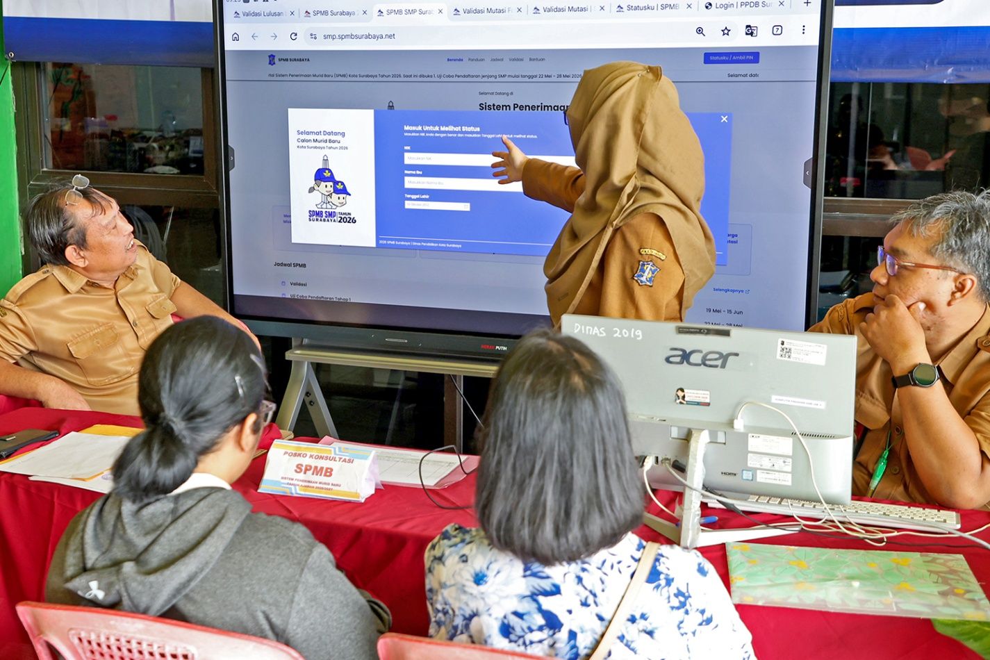 Masa Uji Coba SPMB Surabaya, Ribuan Orang Tua Murid Manfaatkan Posko Dispendik