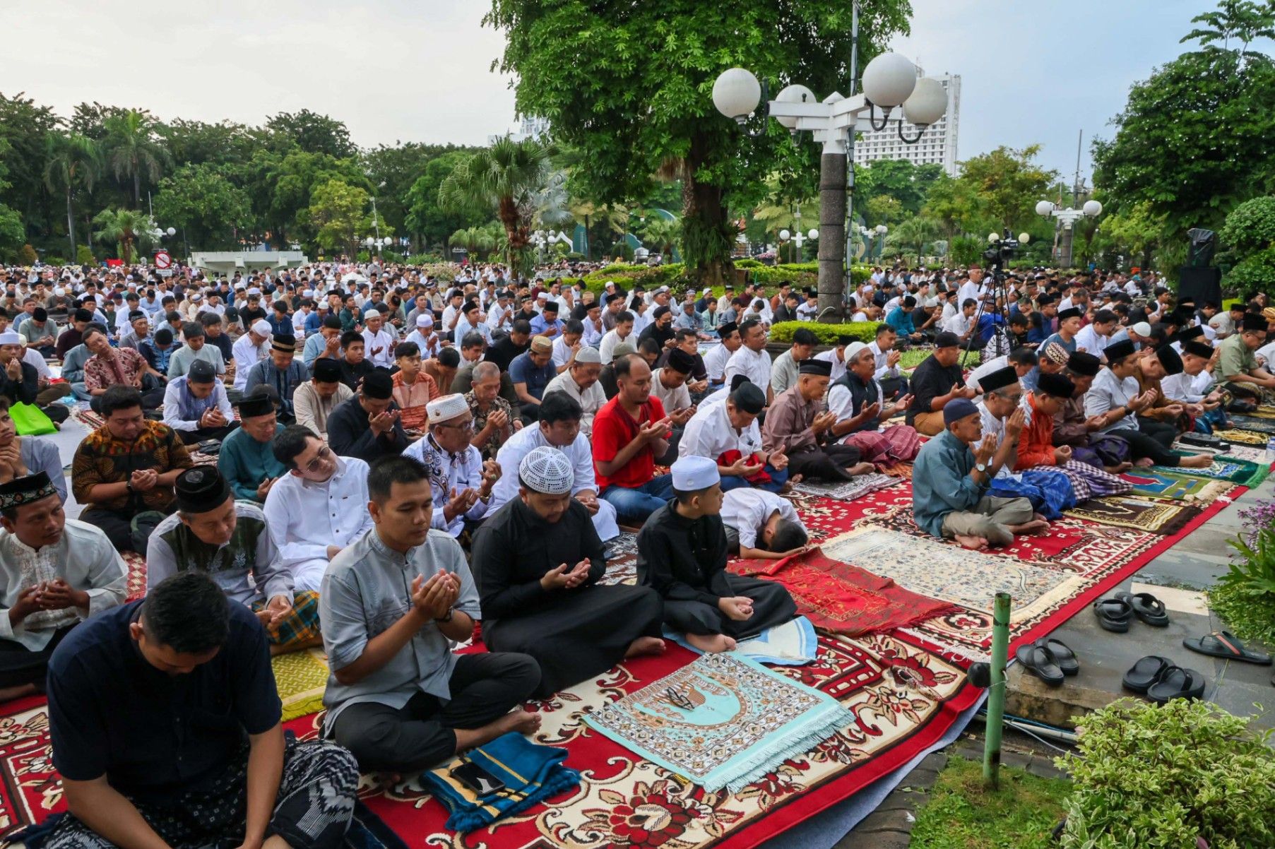 Salat Iduladha di Balai Kota Tetap Khidmat Meski Diguyur Gerimis