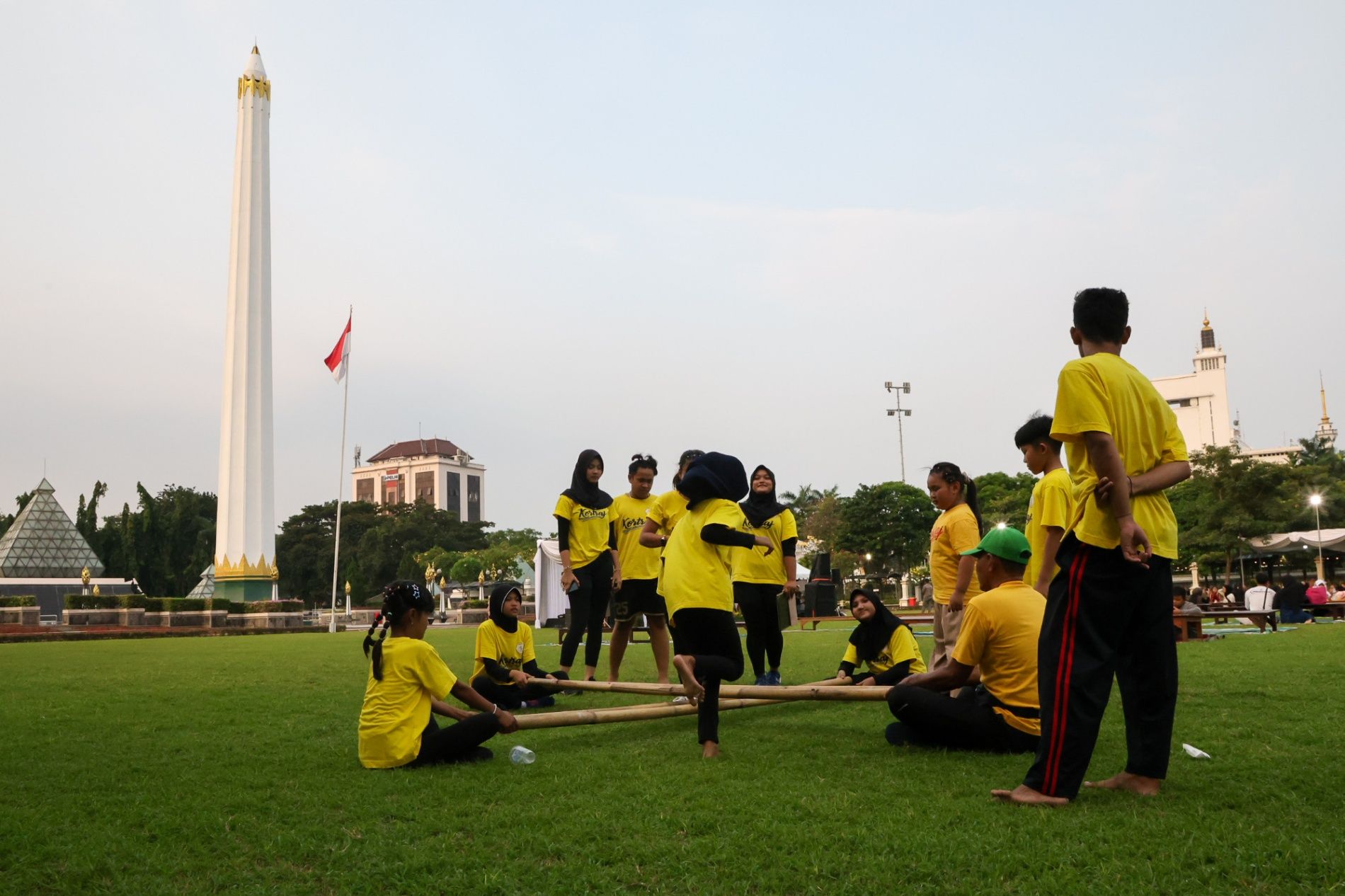 Langit Jingga Tugu Pahlawan: Hangatkan Cangkrukan Sore dan Nostalgia Kuliner di Senja Budaya Surabaya