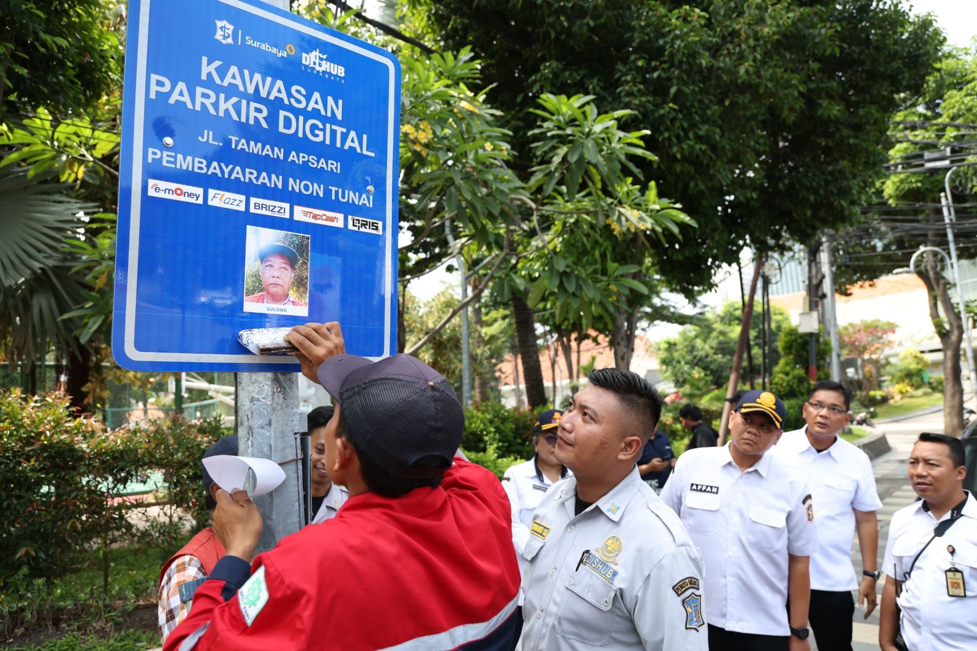 Pemkot Surabaya Pasang Foto Jukir di Rambu Parkir Digital, Warga Bisa Cocokkan Identitas Petugas