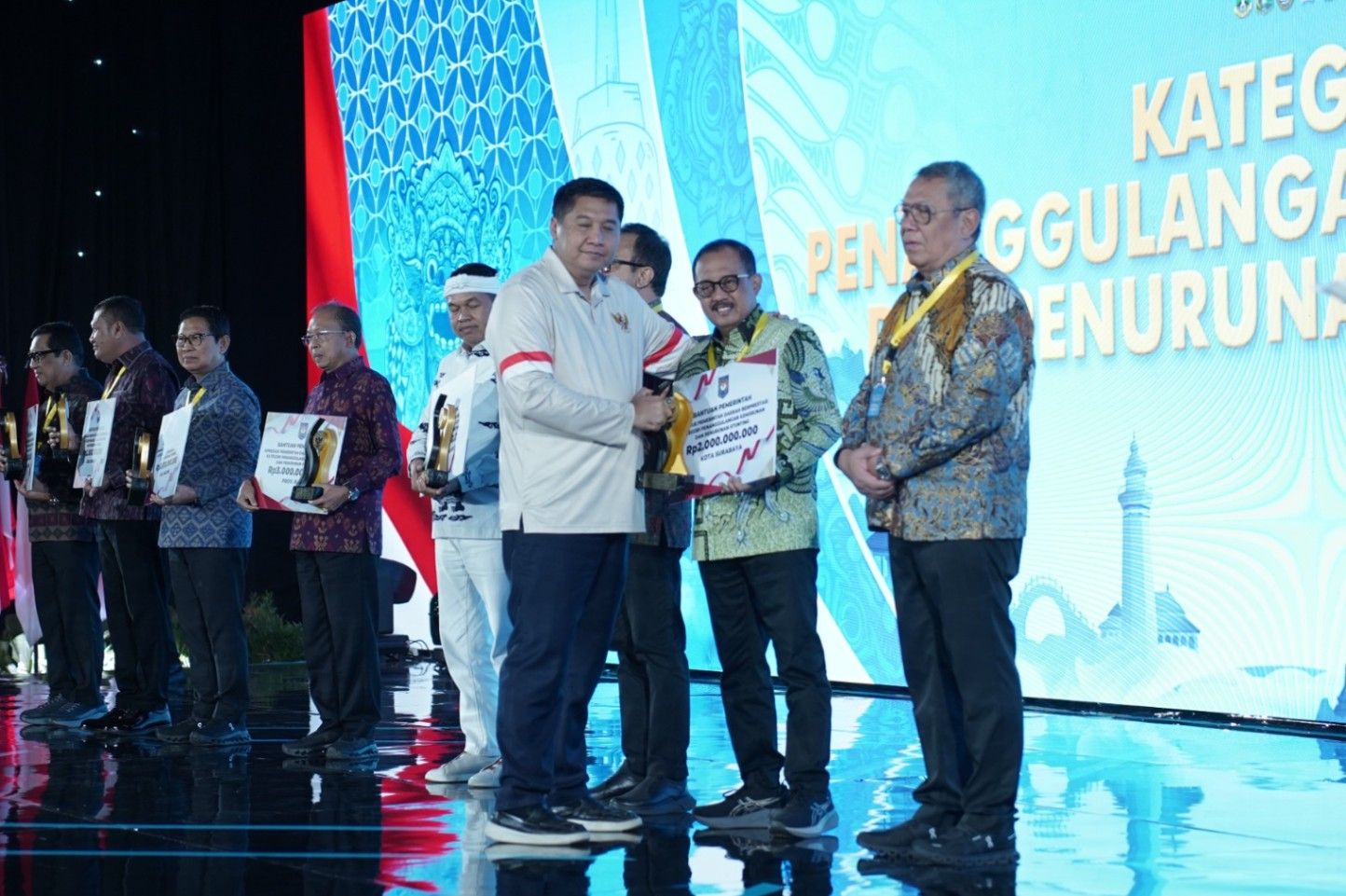 Sukses Tekan Kemiskinan dan Stunting, Pemkot Surabaya Borong Dua Penghargaan Kemendagri
