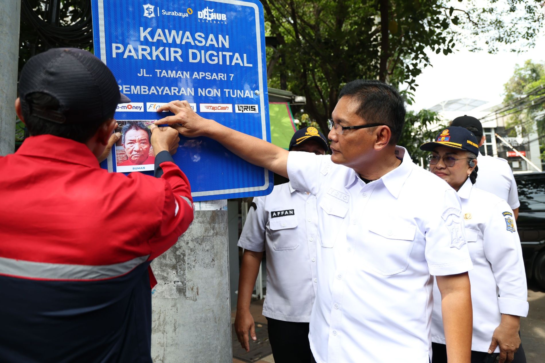 Petugas Parkir Digital Surabaya Capai 926 Orang, Layanan Non Tunai Meluas hingga Kawasan Perak dan Stasiun Kota
