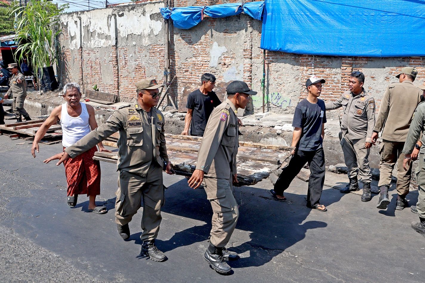 Kembalikan Fungsi Saluran, Pemkot Surabaya Tertibkan Lapak PKL di Jalan Gembong Tebasan