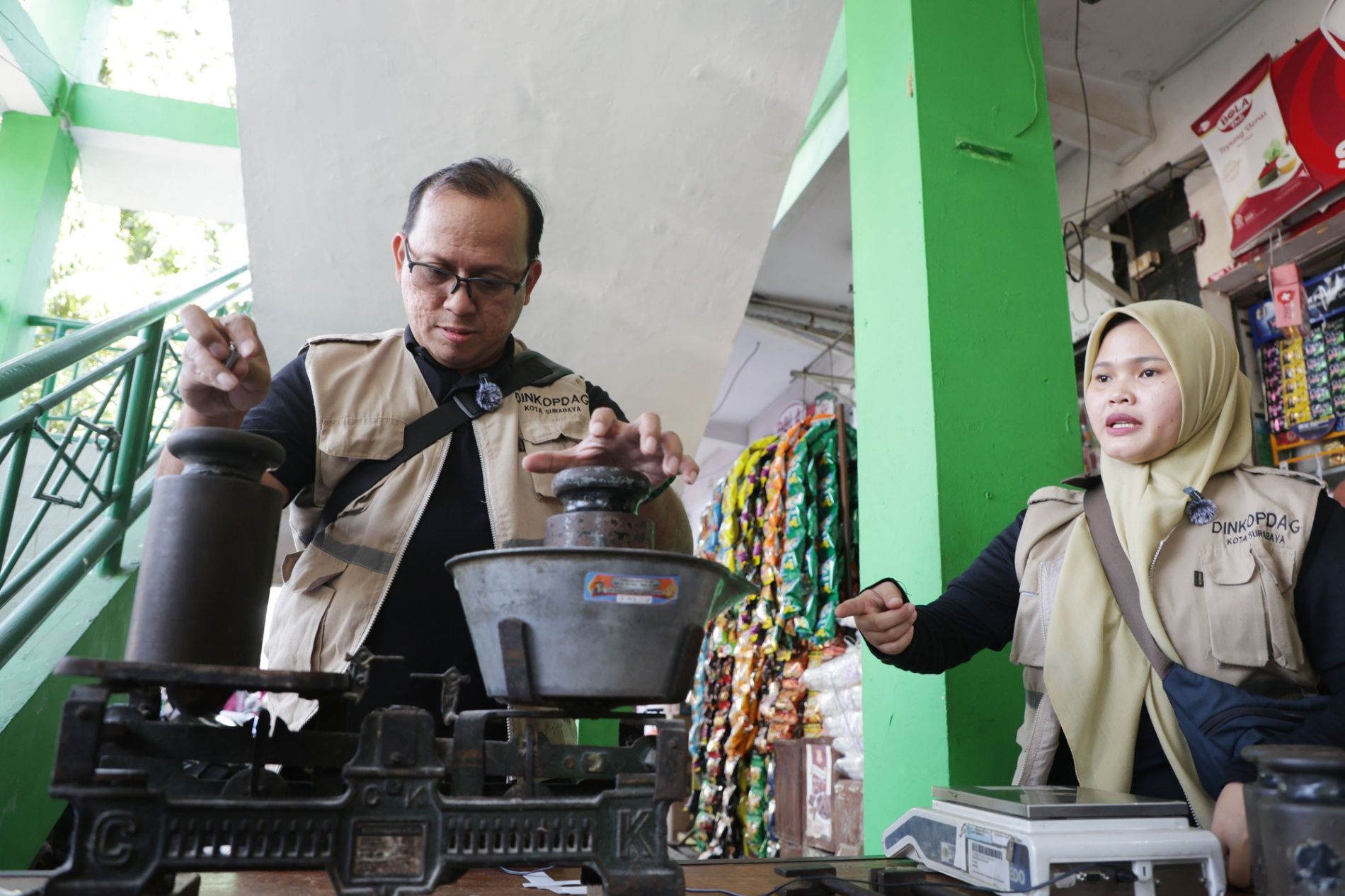 Tera Timbangan Gratis Keliling Pasar, Surabaya Jaga Kepercayaan Pedagang dan Konsumen