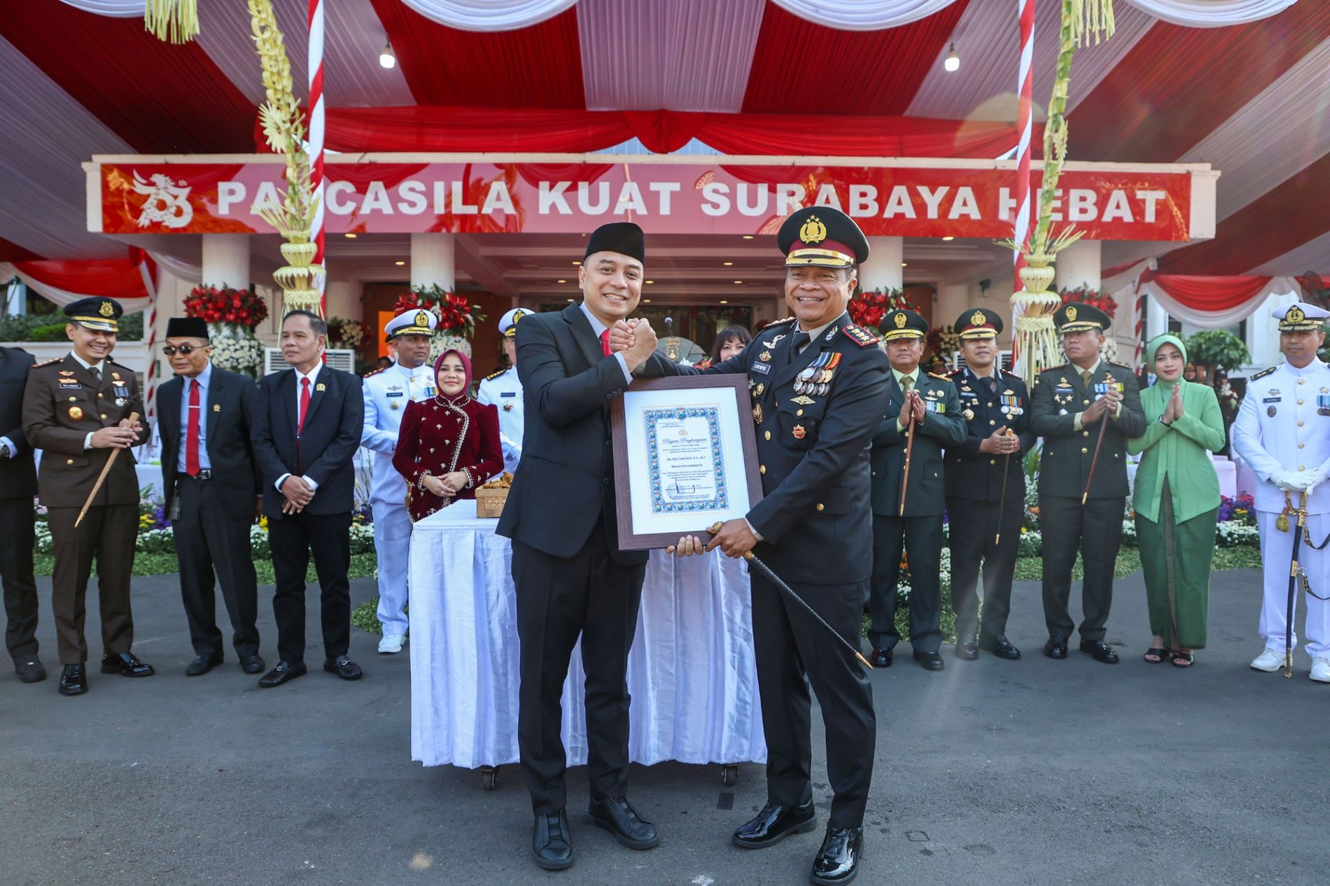 Terima Penghargaan di HUT ke-80 Bhayangkara, Wali Kota Eri Cahyadi Kuatkan Sinergi Bersama Polrestabes Surabaya