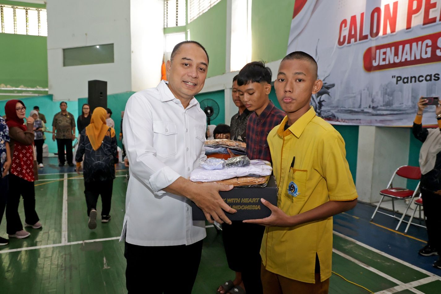 Wali Kota Eri Serahkan Bantuan Pendidikan bagi 7.380 Pelajar Surabaya dari Keluarga Miskin