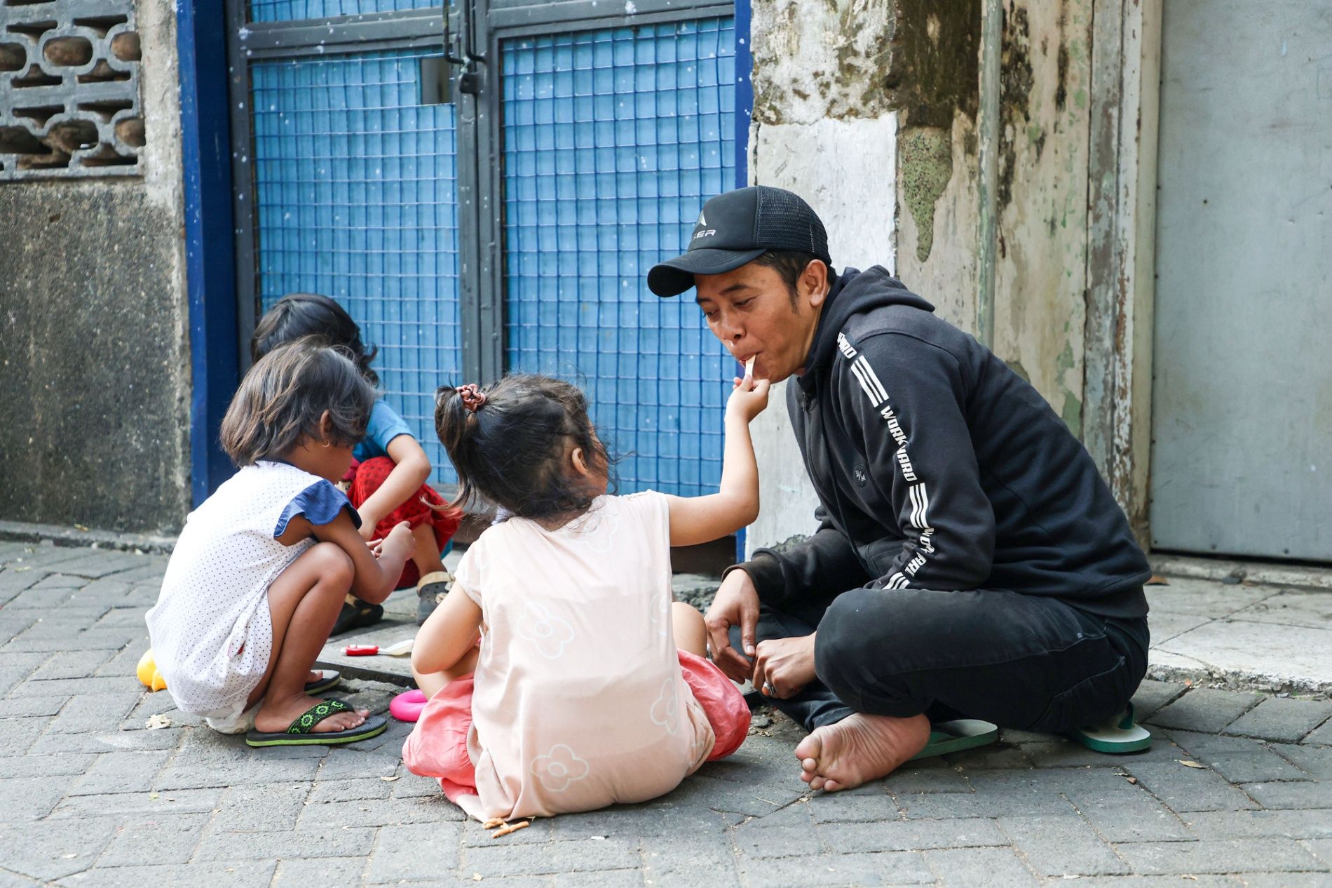 Viral di Medsos Soal Tuduhan Eksploitasi, Pemkot Surabaya Pastikan Anak Bersekolah dan Diasuh Baik oleh Ayahnya