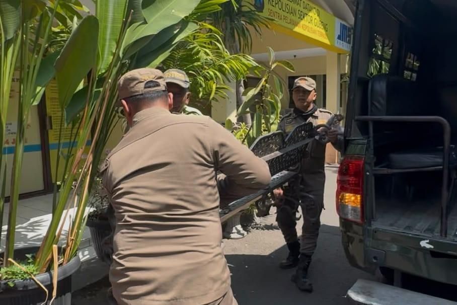 Satpol PP Ungkap Dugaan Modus Pencurian Kursi Fasum Pemkot Surabaya Pakai Ambulans