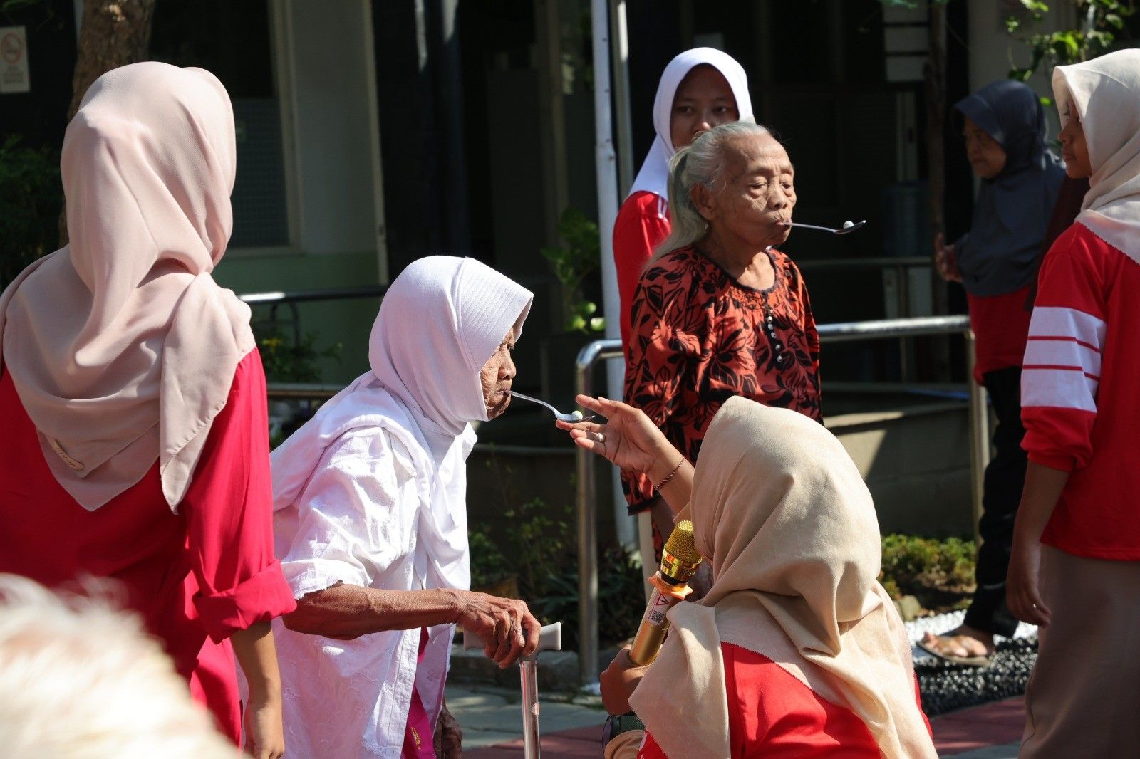 Meriah! Ratusan Lansia Antusias Ikuti Lomba Agustusan di Griya Wreda Jambangan