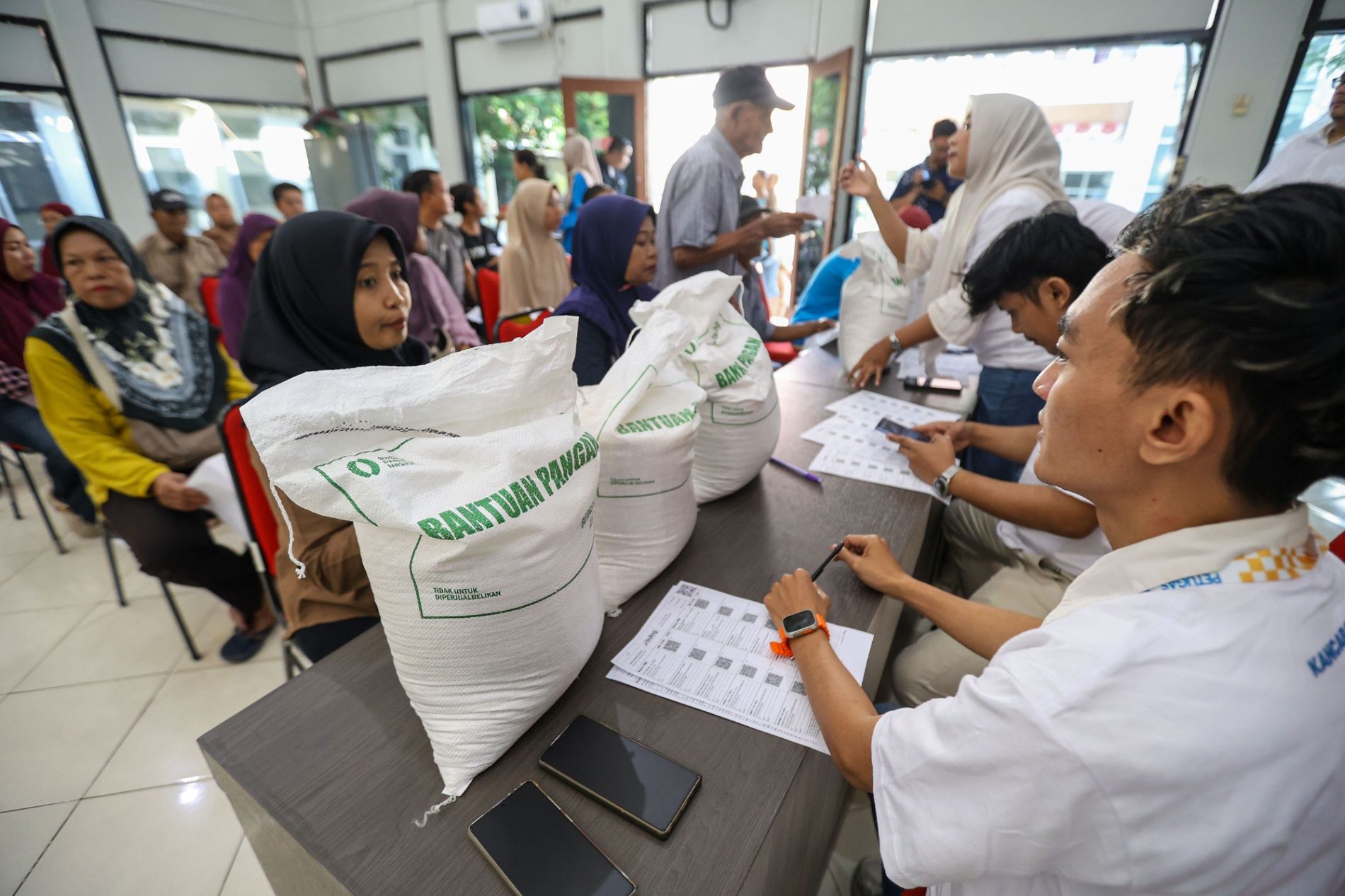 Pemkot Surabaya Bersama Bulog Salurkan Bantuan Pangan Beras 3 Bulan untuk 184 Ribu KPM