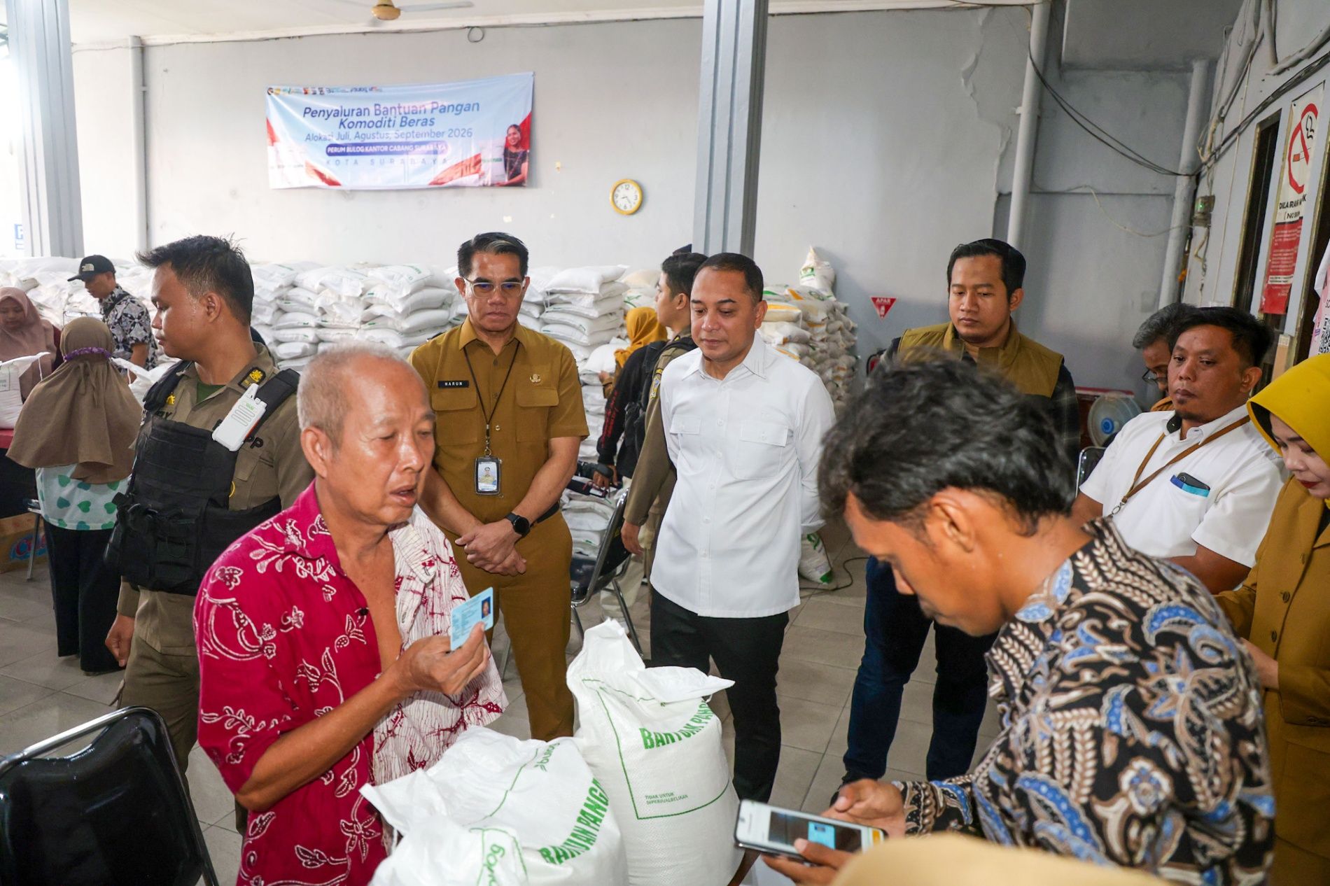 Bikin Salut! Karang Taruna Bantu Salurkan Beras Bapanas, Wali Kota Eri: “Iki Loh Anak Mudanya Surabaya”