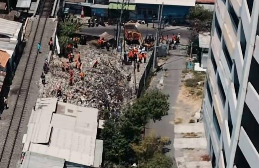 Respon Keluhan Warga, Pemkot Surabaya dan PT KAI Daop 8 Bersihkan Gunungan Sampah Liar di Belakang Pasar Turi