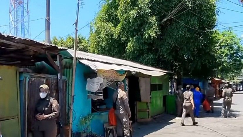 Saluran Tertimbun Hampir 20 Tahun, Pemkot Surabaya Tertibkan Bangli di Belakang Pasar Bratang