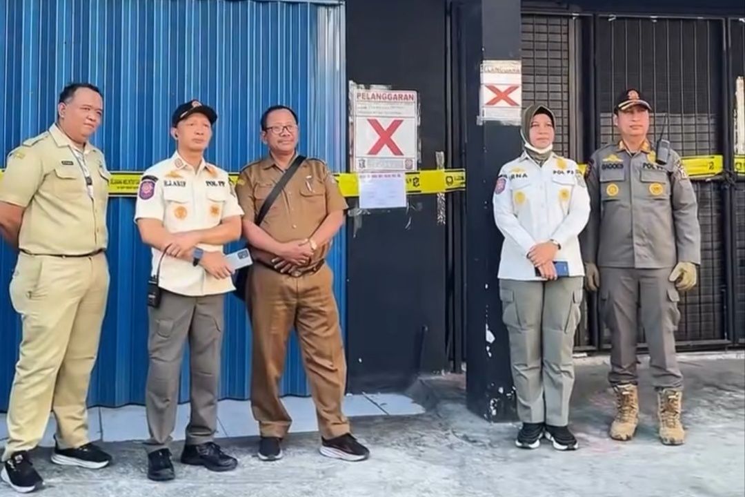 Cegah Anak Terpapar Mihol, Satpol PP Surabaya Segel Toko di Wonokromo