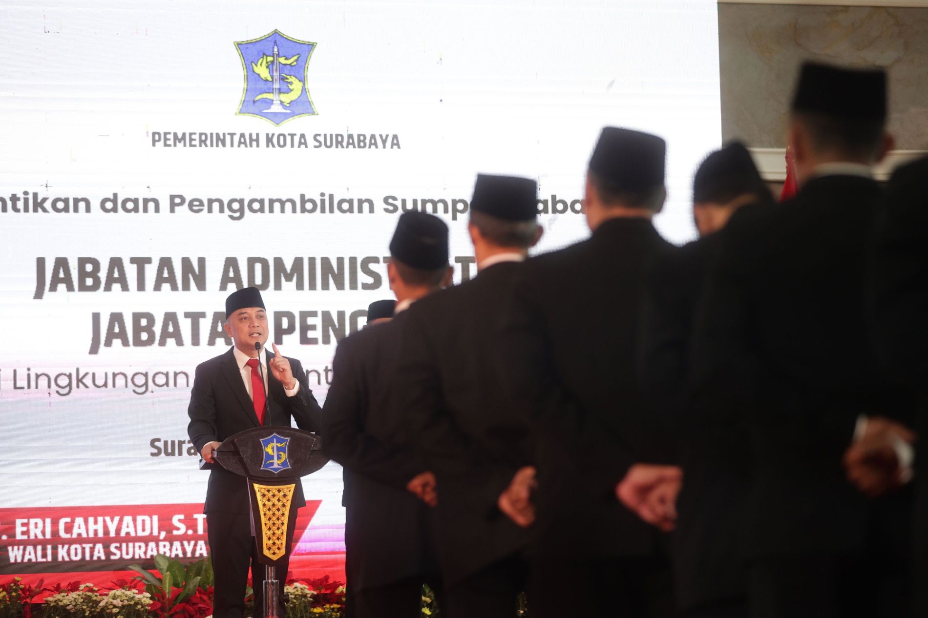 85 Pejabat Pemkot Surabaya Dilantik, Wali Kota Eri Minta Birokrasi Berani Tegakkan Aturan dan Turun ke Lapangan