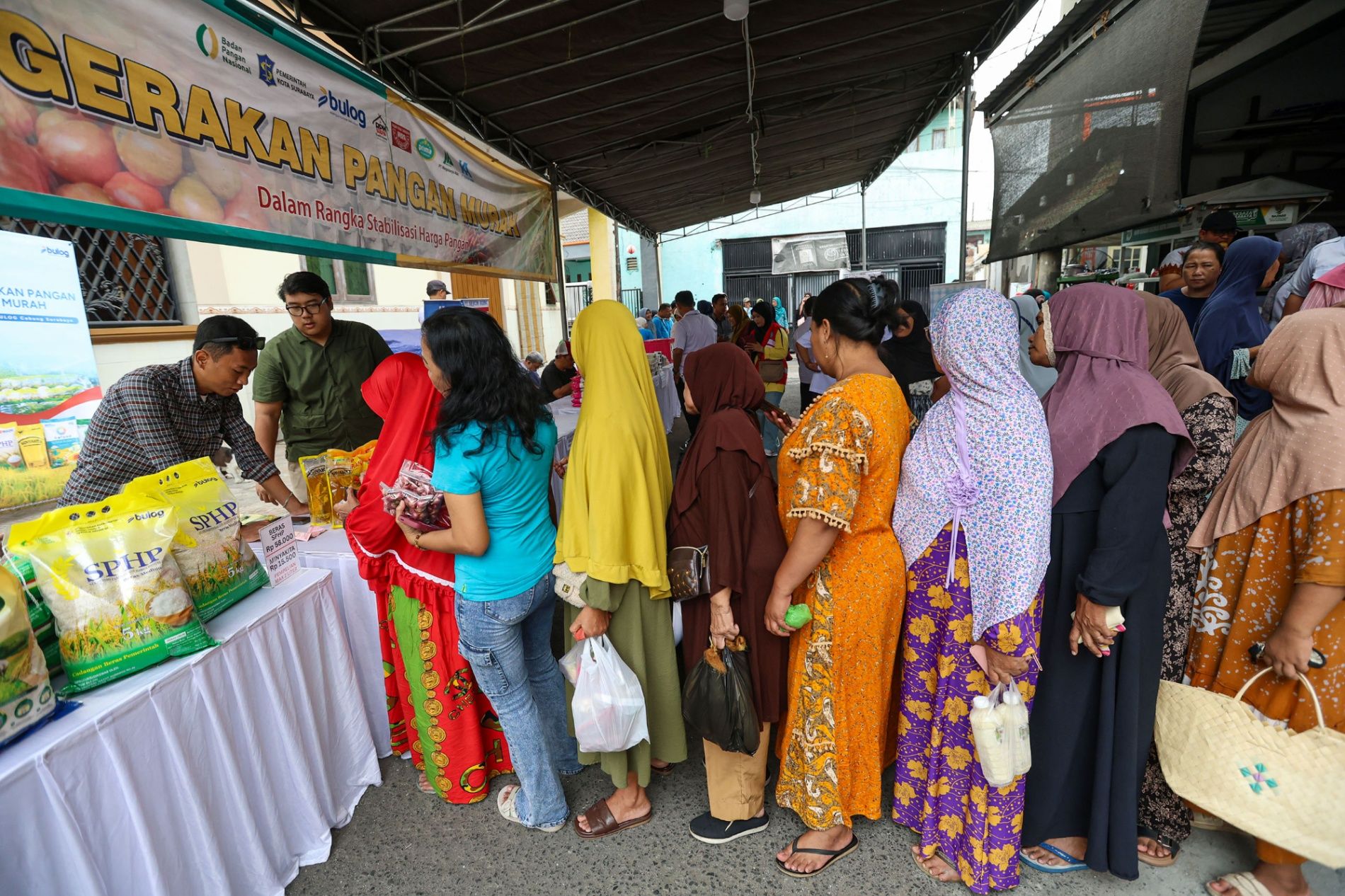 Antusiasme Membludak, Warga Jepara Surabaya Serbu Beras SPHP dan Minyakita di Gerakan Pangan Murah