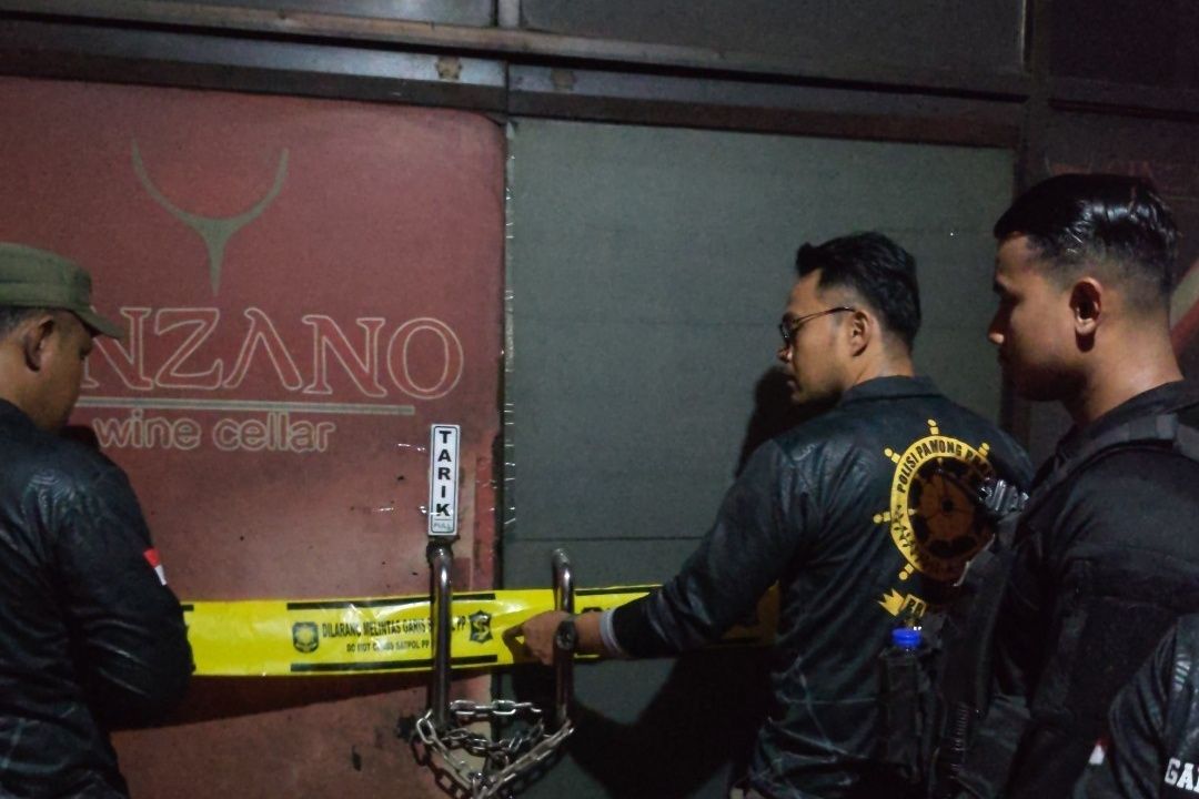 Satpol PP Surabaya Segel Toko Miras yang Langgar Ketentuan Perizinan