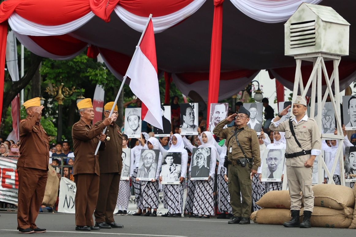 Wali Kota Eri Perankan Kolonel Sungkono di Parade Surabaya Juang 2026, Kisah Soegiarto Persebaya Turut Dihidupkan