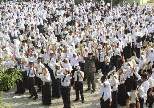 Sumbang 2.500 Buku hingga Ajak Kepala Sekolah Imbas Jualan