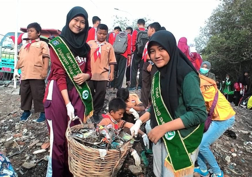 Ratusan Siswa Bersih-Bersih Pesisir Tambak Wedi Area Mangrove