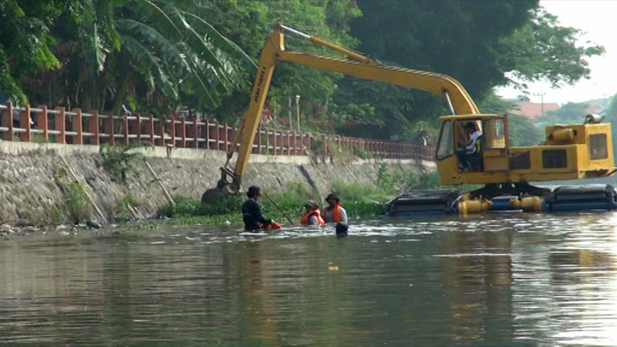 Cegah Genangan, Pemkot Rutin Keruk Kalimas dan Saluran Air se-Kota Surabaya