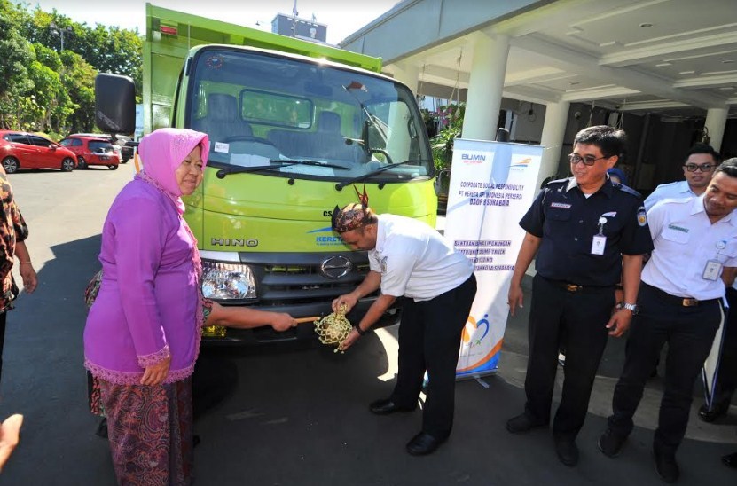 Pemkot Surabaya Terima CSR Dump Truck dari PT KAI