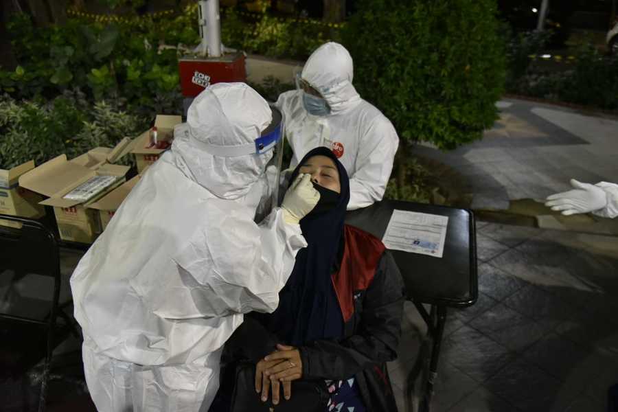Usai Main Ludruk, Wali Kota Risma Pimpin Rapid Test dan Swab Mendadak di Taman Bungkul