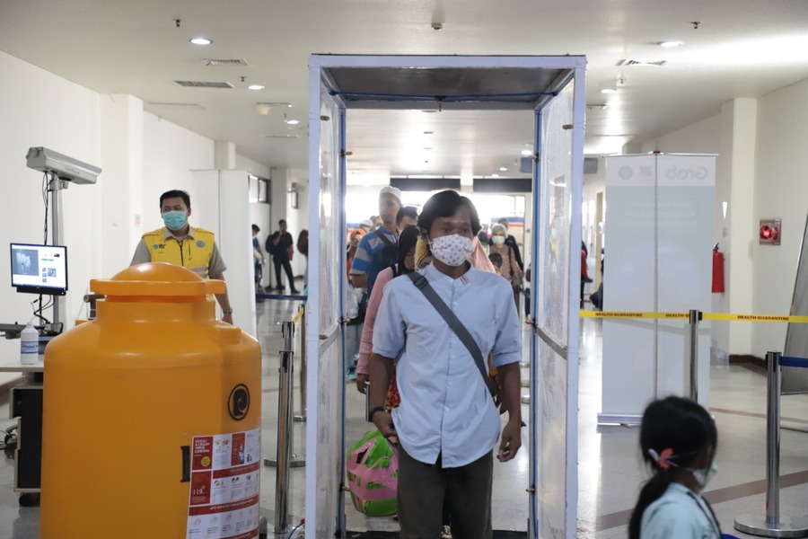 Cegah Penyebaran Covid-19, Pemkot Surabaya Pasang Dua Bilik Sterilisasi di Terminal Kedatangan Juanda