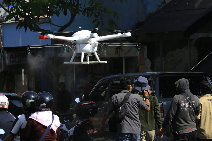 Pemkot Surabaya Mulai Gunakan Drone Semprotkan Disinfektan di Jalanan dan Kampung