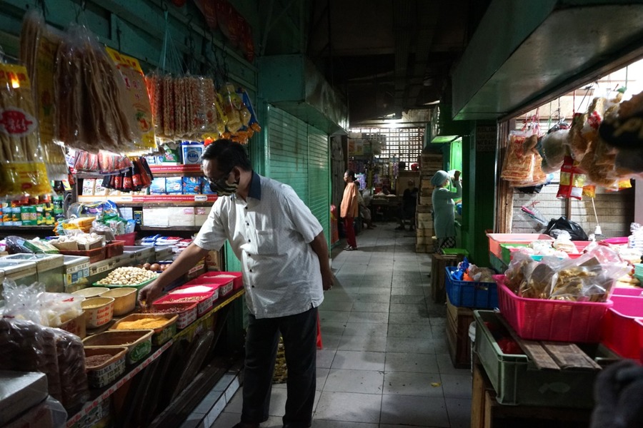 Menjelang Diberlakukan, Wali Kota Risma Sosialisasi PSBB ke Pasar-pasar