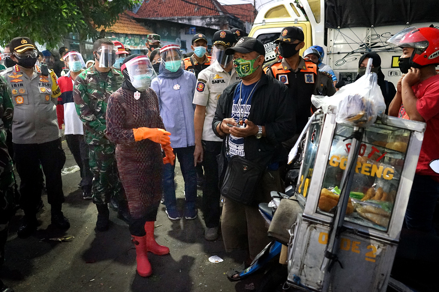 Seusai Subuh Wali Kota Risma Bersama Pangkogabwilhan II Pimpin Operasi Masker di Pasar Keputran