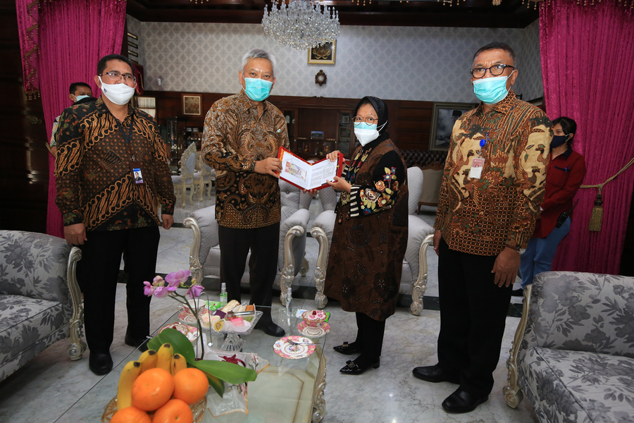 Wali Kota Risma Terima Uang Baru Pecahan Rp 75 Ribu dari BI