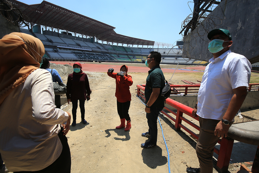 Tinjau Progres Perbaikan Stadion GBT Hingga Akses Jalan, Begini Arahan Wali Kota Risma