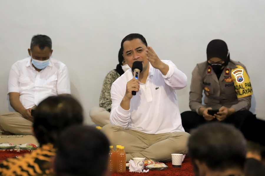 Cangkrukan di Balai RW, Wali Kota Eri Serap Aspirasi Warga