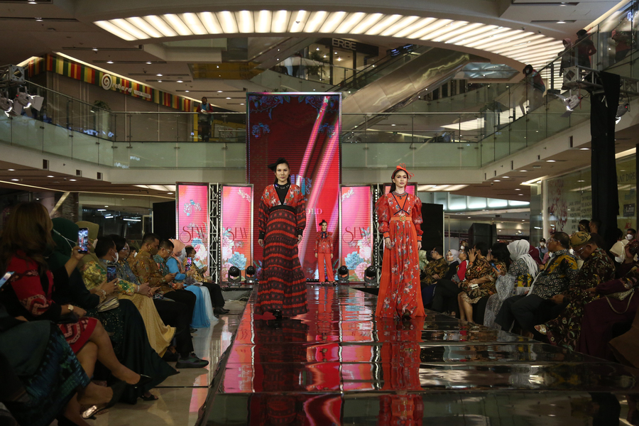Di Penutupan SFW, Kepala OPD Pemkot Surabaya Fashion Show Busana UMKM