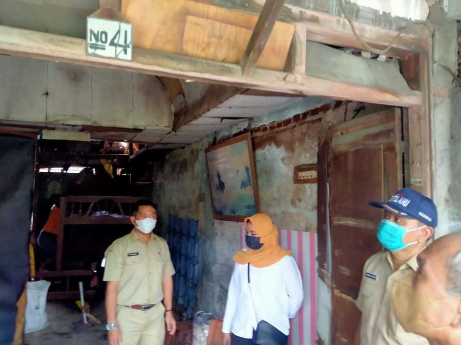 Atap Rumah Warga Pogot Ambruk Karena Keropos, Pemkot Surabaya Gerak Cepat Lakukan Intervensi