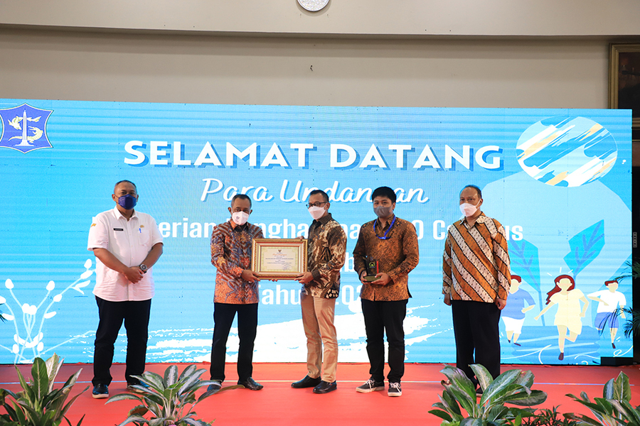 Pemkot Surabaya Beri Penghargaan 10 Kampus Terbaik yang Ramah Lingkungan
