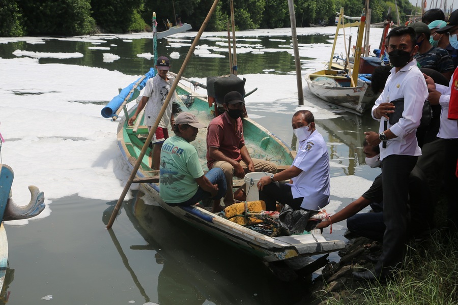 Tinjau Sungai Tambak Wedi, Wakil Wali Kota Armuji Ajak Warga Tidak Lagi Buang Limbah Sembarangan