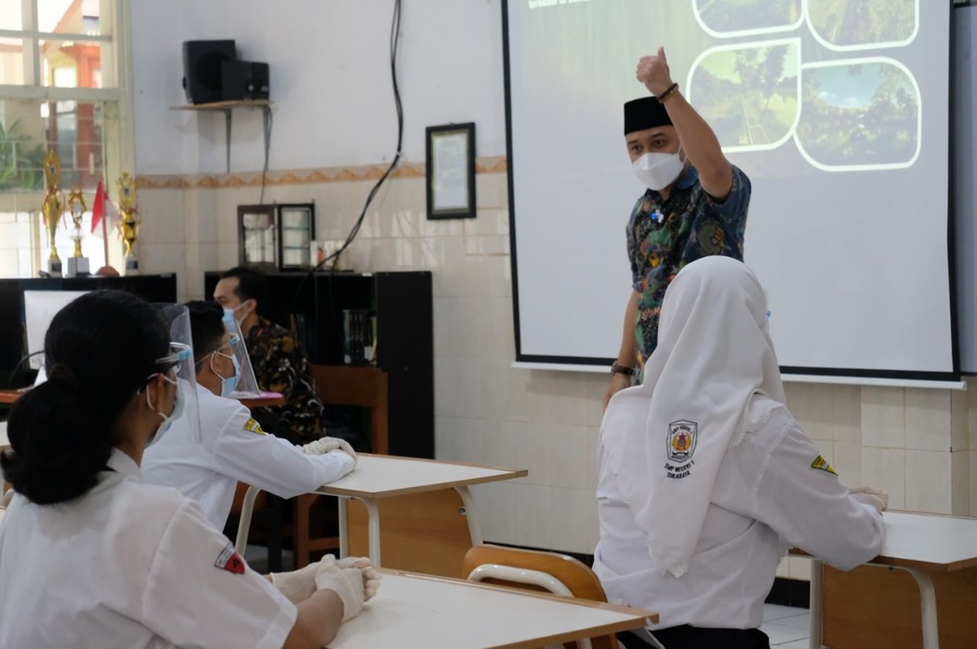 Jelang Sekolah Tatap Muka, Eri Cahyadi Jadi Guru di SMPN 1 Surabaya