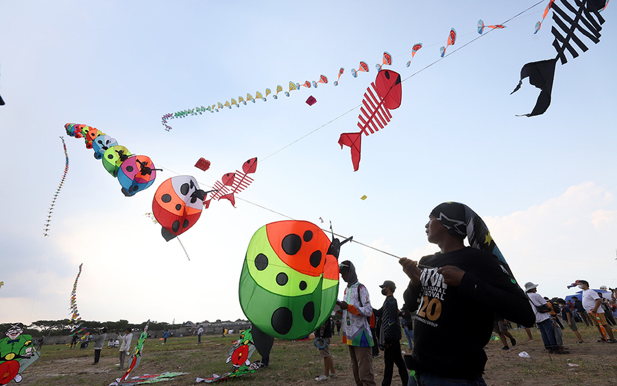 Sempat Terhenti di Hari Pertama Akibat Cuaca Buruk, Surabaya Kite Festival 2022 Kembali Digelar