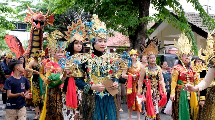 Ikut Pawai Bersih Desa di Tandes, Wali Kota Eri Cahyadi Jalan Kaki Sejauh 3 Kilometer