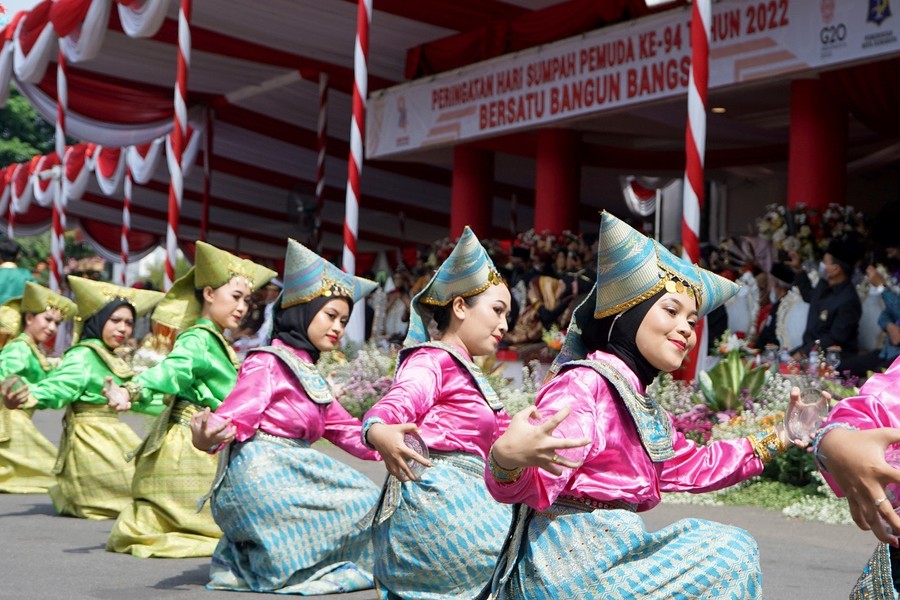 Kenakan Pakaian Adat Tradisional, 400 Warga Surabaya Ikuti Upacara di Balai Kota 