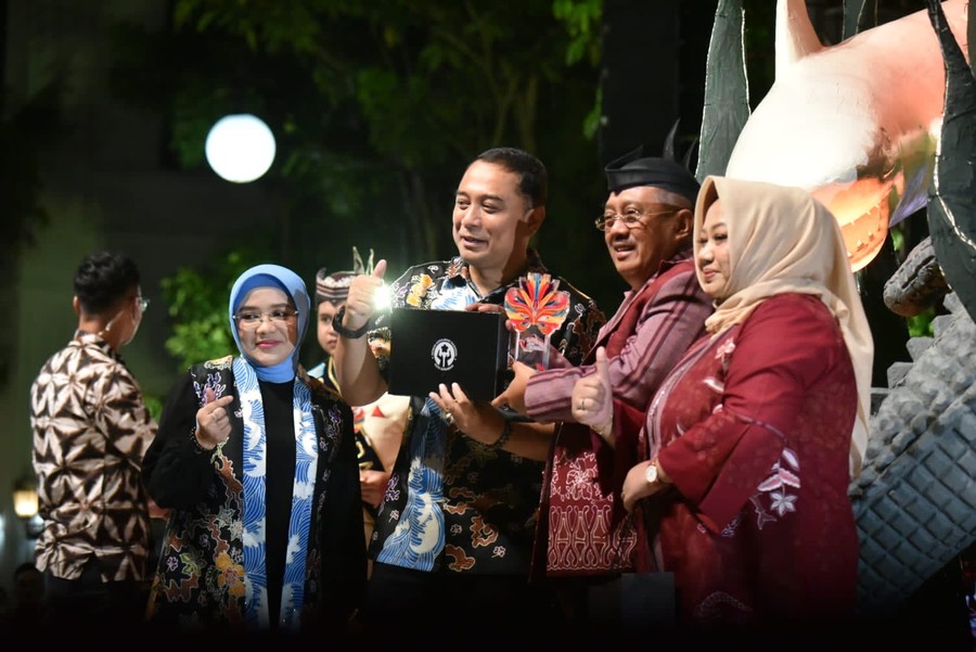 Lima Kepala Daerah Fashion Show Batik di Karnaval Nang Tunjungan Surabaya