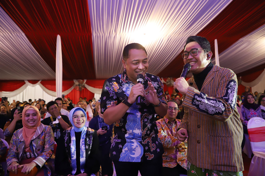 Dudy Oris Mantan Vokalis Yovie and Nuno dan Warga Puji Karnaval Nang Tunjungan Surabaya