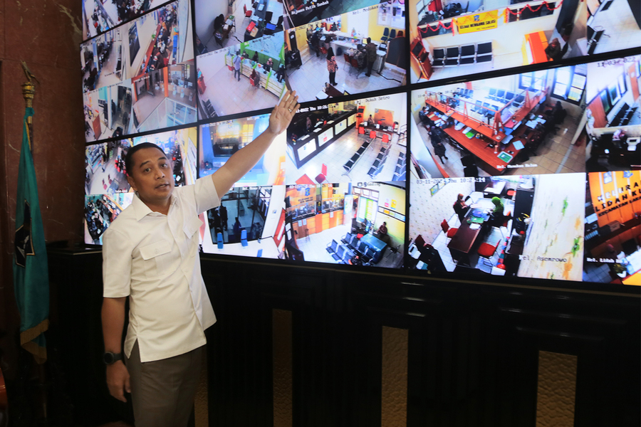 Pantau Layanan Publik Via CCTV, Wali Kota Eri Cahyadi Tegur Petugas Main HP hingga Bersandal Jepit