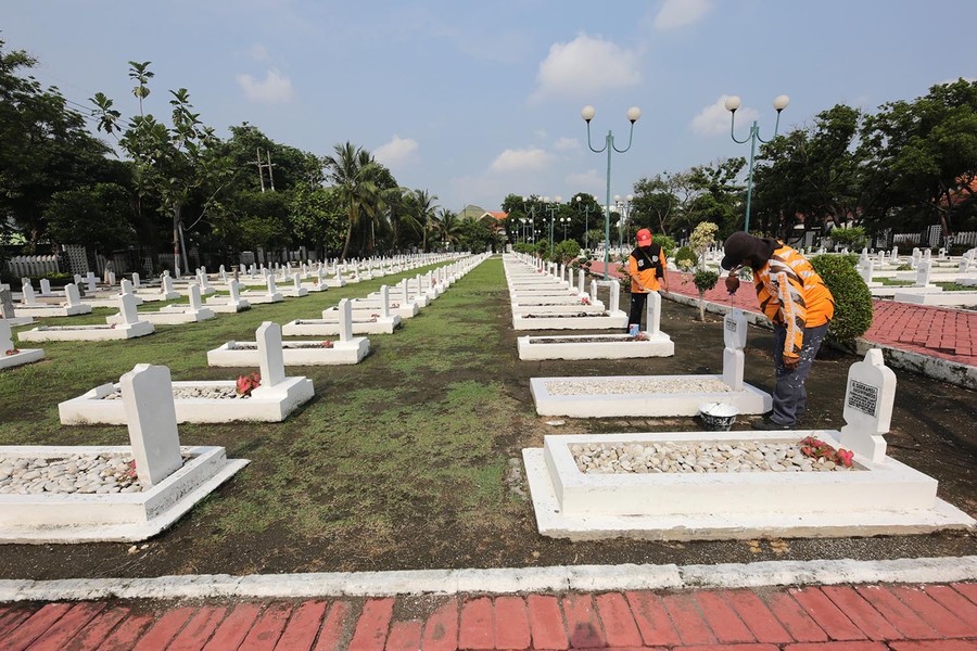 Pemkot Surabaya Percantik TMP dan Makam Pahlawan
