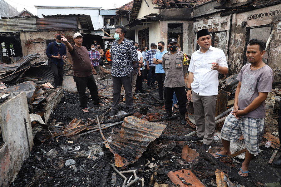 Wali Kota Eri Cahyadi Bangunkan Rumah dan Bantu Carikan Pekerjaan Korban Kebakaran Tegalsari