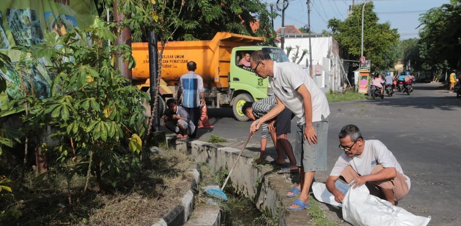 Pemkot Surabaya Terjunkan 20 Dump Truck Dukung Pengangkutan Sampah Hasil Kerja Bakti Warga